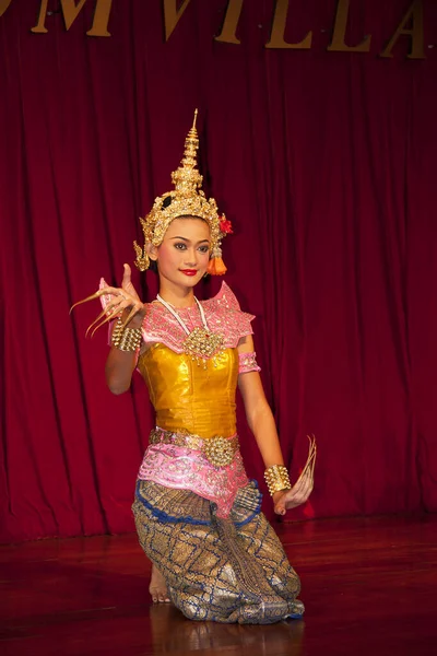 在舞台上表演的泰国传统舞蹈 — 图库照片