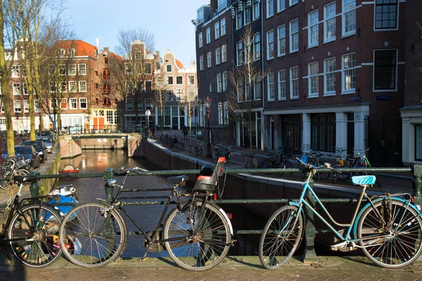 Typické Nizozemské Architektonické Budovy Amsterdamském Průplavovém Pásu Pouličním Životem Nábytkem — Stock fotografie