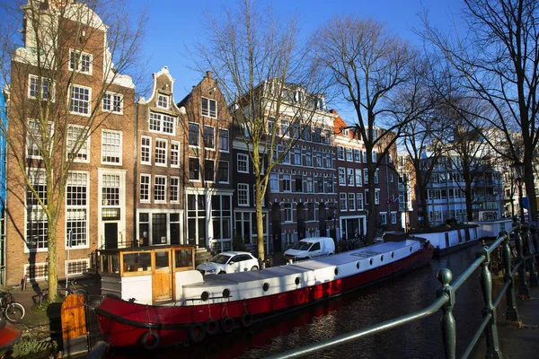 Edifícios Típicos Arquitetura Holandesa Cinturão Canal Amsterdã Com Vida Rua — Fotografia de Stock