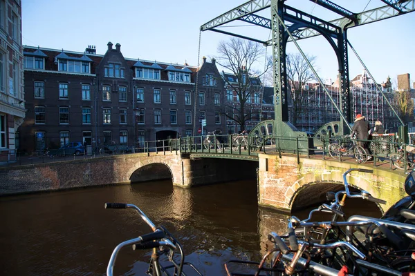 Edificios Típicos Arquitectura Holandesa Cinturón Del Canal Ámsterdam Con Vida — Foto de Stock