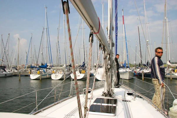 Hombre Muelle Velero — Foto de Stock