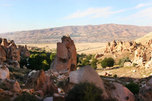 Starożytny Krajobraz Miejski Domów Jaskiniowych Kościołów Wyrzeźbionych Skałach Wulkanicznych Drzwiami — Zdjęcie stockowe