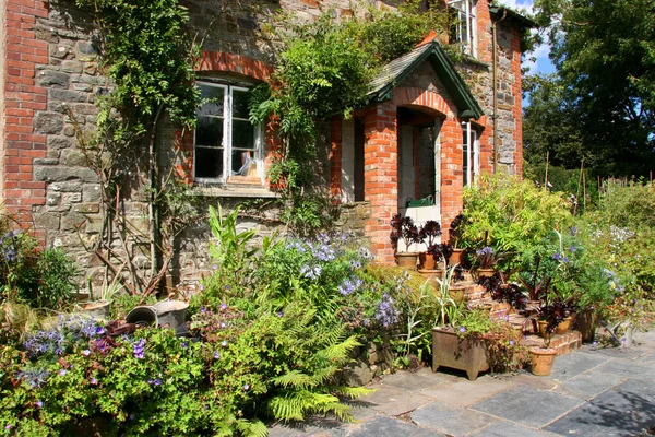 Schönes Altes Haus Mit Garten — Stockfoto