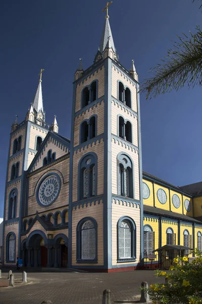 역사적 페트루스 교회와 파울루스 교회는 파라마리보 중심부에 백향목으로만들어 — 스톡 사진