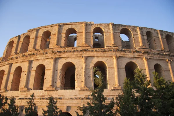 2世紀から北アフリカの日没時の歴史的なローマの円形劇場の廃墟 — ストック写真