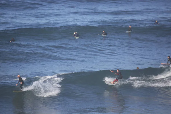 海の波をサーフィンし — ストック写真