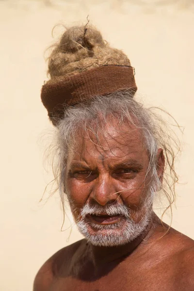 Retrato Hombre Barbudo Con Pelo Gris Disparo Viaje —  Fotos de Stock