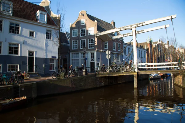 Edificios Típicos Arquitectura Holandesa Cinturón Del Canal Ámsterdam Con Vida — Foto de Stock