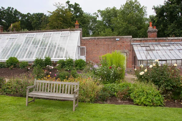 Típicamente Inglés Gran Jardín Del Paisaje —  Fotos de Stock