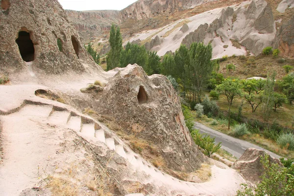 Typické Město Regionu Cappadocia Spatřeno Vrcholu Tvrdého Vulkanického Kamenného Kopce — Stock fotografie