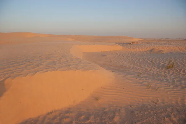 Puesta Sol Sobre Paisaje Desértico Con Dunas Arena Crestas Forma — Foto de Stock