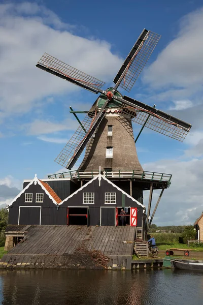 村の古い風車は — ストック写真