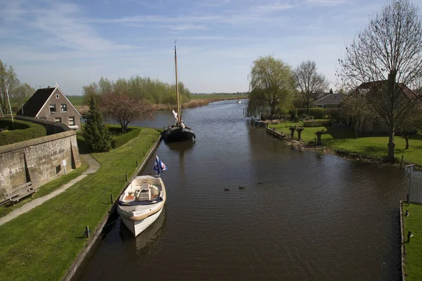 Bateaux Dans Canal Près Ville Européenne — Photo