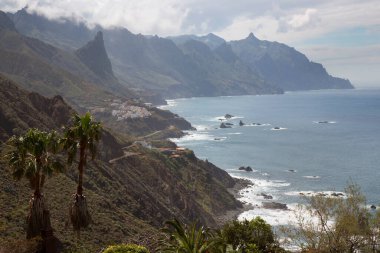 Fırtınalı denizi olan kıyı kayalıkları manzarası