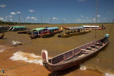 İnsanlar ve balıkçı tekneleri gün ışığında sahilde