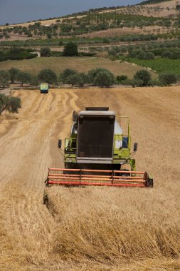 Tarımsal alanda çalışan makineler. 