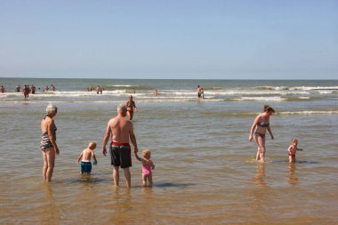 Deniz sahili insanları.