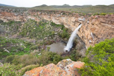 Dağlarda güzel bir şelale 