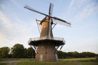 Hollanda köyünde rüzgar değirmeni