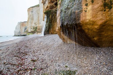 Dağlarda güzel bir şelale