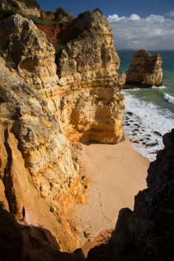Güzel kayalık deniz manzarası