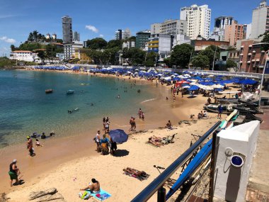 Halkın plaj sahnesinde insanlar gün ışığında