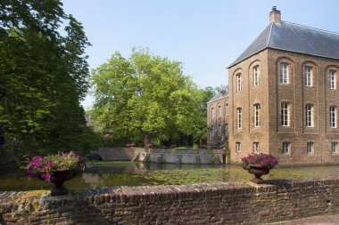 Günışığında su kanalı olan ortaçağ binası manzarası