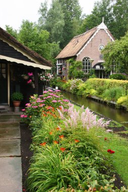 Hollanda 'daki Giethoorn köyünün sakin manzarası