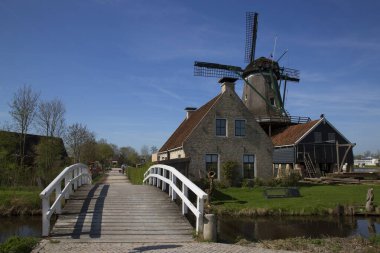 Tekneyle getirilen ve kanaldan işlenen ağaç gövdeleri için hala yel değirmeninde çalışan tarihi eser.