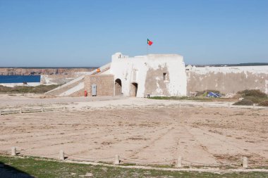 Akdeniz 'in Yunan kalesinin kalıntıları.  