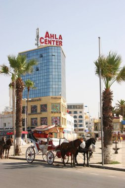 Arap mahallesinde atlı bir at arabası.