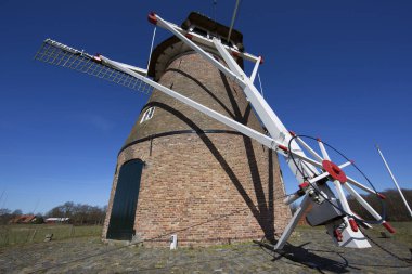 Tipik Hollanda yel değirmeni