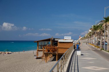 Kıyı kentindeki halk plajının gündüz görüntüsü