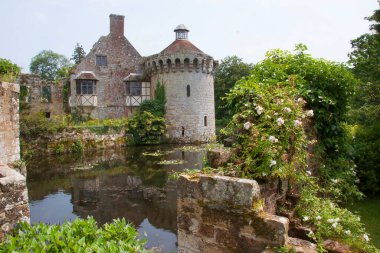 Güzel şato mimarisinin manzarası.
