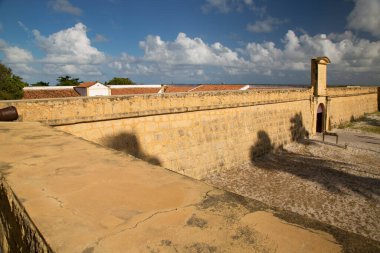 Parlak güneş ışığında eski bir kale.