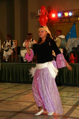 Bilinmeyen güzel dansçı kadın kostümün içinde dans ediyor.