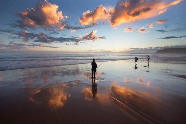 Sahilde balık tutan insanlar.
