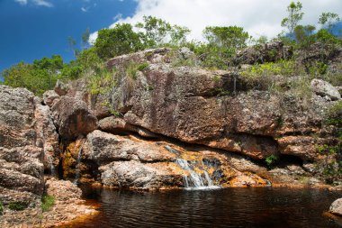 Nehir, kayalar ve tropikal yeşilliklerle güzel bir manzara. 