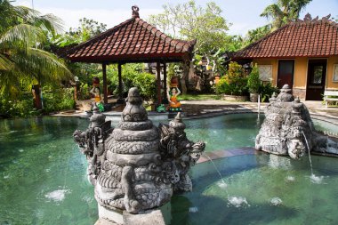 Bali geleneksel tapınak kompleksi bahçe, veranda, heykeller ve havuz