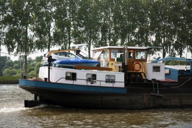 Nehirdeki tekne manzarası