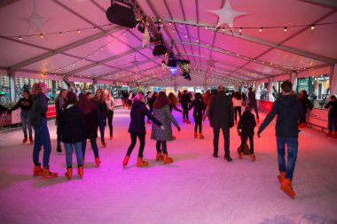 Buz pateni pistindeki insanlar, Noel tatilleri...