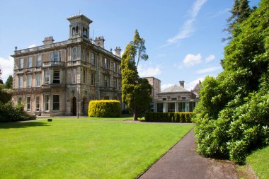 Tipik İngiliz üniversitesi bahçe çitleri, çitleri, bitki ve çiçek yatakları, çimen ve bahçe mobilyaları