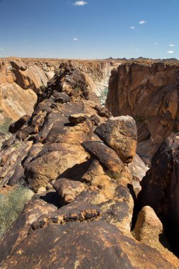 Dağlardaki nehrin güzel manzarası 