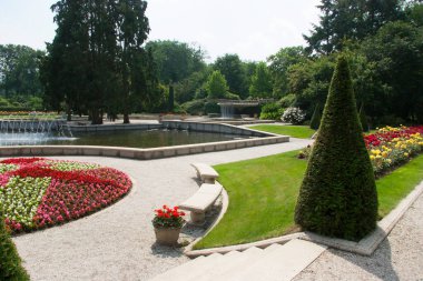 Havuzu ve yeşilliği olan güzel botanik bahçesi manzarası