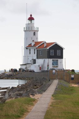 Eski deniz feneri ve ada kıyısında ve uzun iskelede yaşam alanı