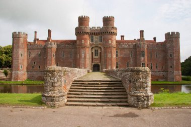 Herstmonceux Şatosu 'nun girişi, İngiltere' deki en eski ve önemli tuğla binalardan biri.
