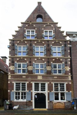 Tarihi bina güneşli gün