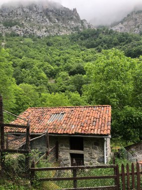 Dağlardaki eski evin manzarası