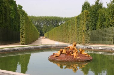 Versailles 'in fıskiyeleri ve heykelleri ile güzel bir bahçe.
