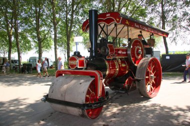 Parkta klasik sergi araçları